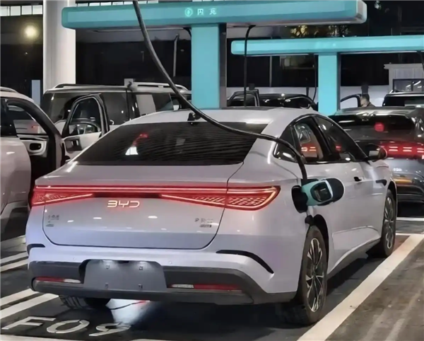 5分钟补能500公里+2100kW暴力输出!比亚迪兆瓦闪充2.0技术曝光