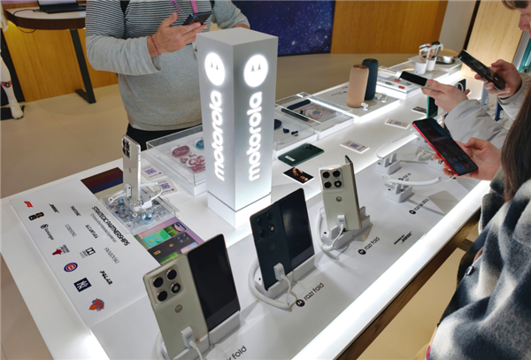 今年的MWC手机厂商们都开始“不务正业”了