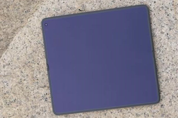 OPPOFindN6和友商折叠屏对比:折痕差距高下立判