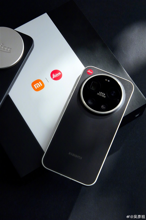 吴彦祖开箱小米17Ultra徕卡版黑银新配色:经典十足!