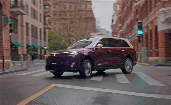 魏建军亲自代言长城旗舰SUV魏牌V9X内饰首曝:还是熟悉的味道