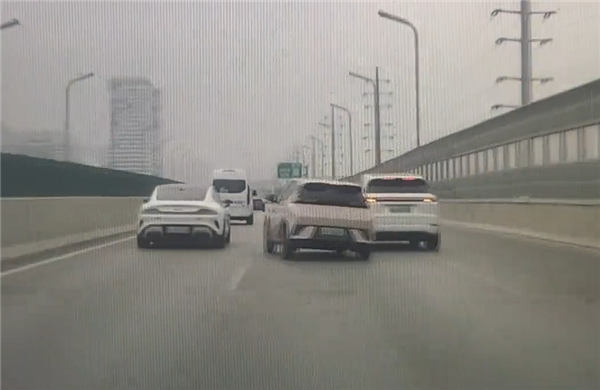 理想车主高架上故意别比亚迪海鸥:连累一旁正常行驶的小米SU7