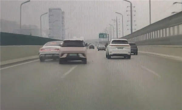 理想车主高架上故意别比亚迪海鸥:连累一旁正常行驶的小米SU7