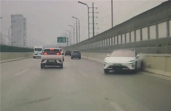 理想车主高架上故意别比亚迪海鸥:连累一旁正常行驶的小米SU7