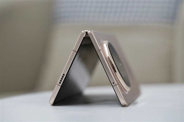 史上最大电池折叠屏旗舰!荣耀MagicV6图赏