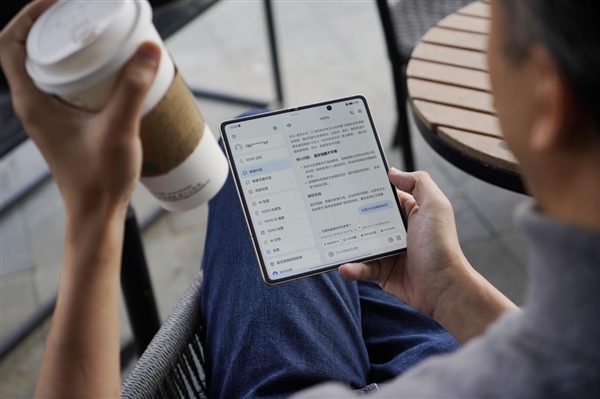 史上最大电池折叠屏旗舰!荣耀MagicV6图赏