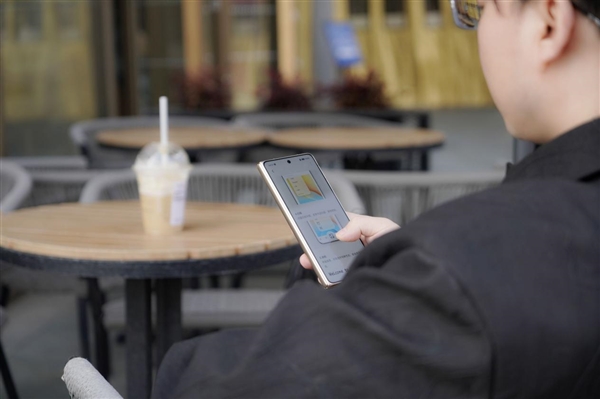 史上最大电池折叠屏旗舰!荣耀MagicV6图赏