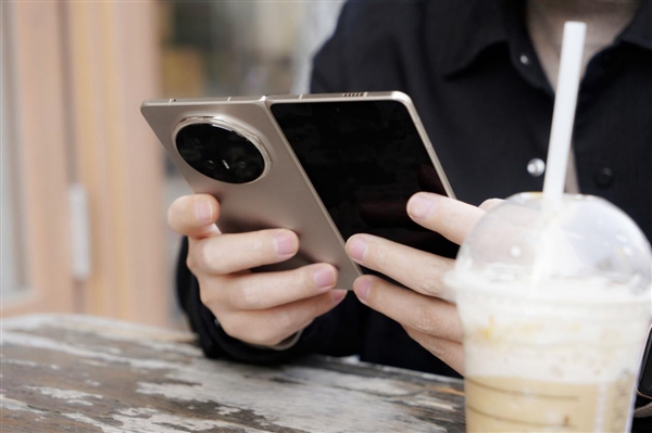 史上最大电池折叠屏旗舰!荣耀MagicV6图赏