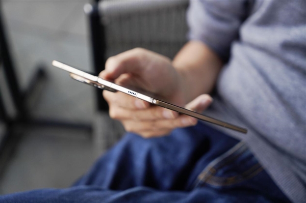 史上最大电池折叠屏旗舰!荣耀MagicV6图赏