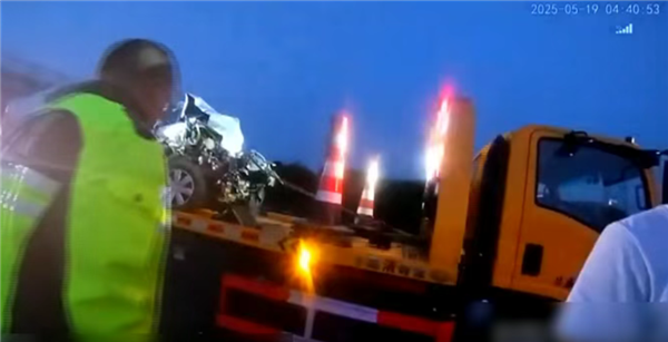 一男子高速开启智驾后呼呼大睡了一百多公里:致多车连环追尾