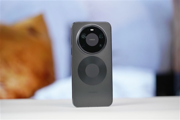 千孔无感出风!华为首款风冷手机Mate80ProMax风驰版图赏