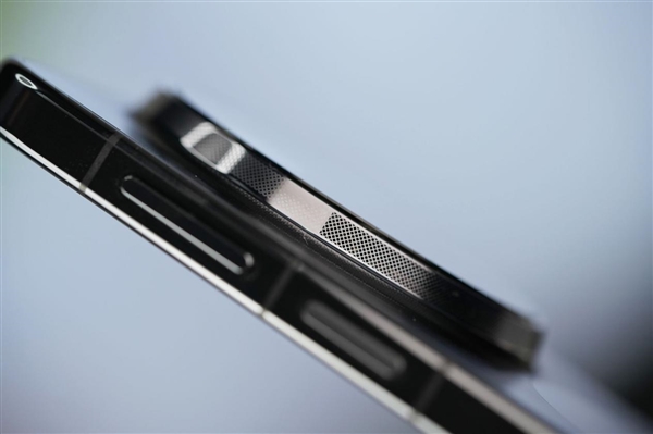 千孔无感出风!华为首款风冷手机Mate80ProMax风驰版图赏