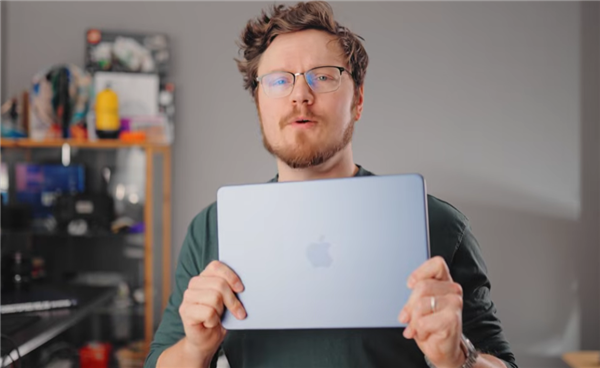 苹果用实力回击8GB内存不够用!玩家实测MacBookNeo同时打开60个应用依然流畅Windows直接关机