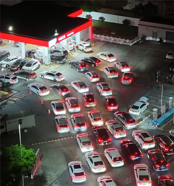 明日国内油价迎开年最大涨幅!网友实拍多地加油站排长队