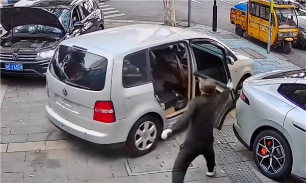 男子连续误操作致三车受损网友吐槽已被蠢哭