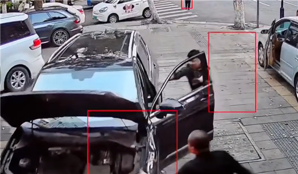 男子连续误操作致三车受损网友吐槽已被蠢哭