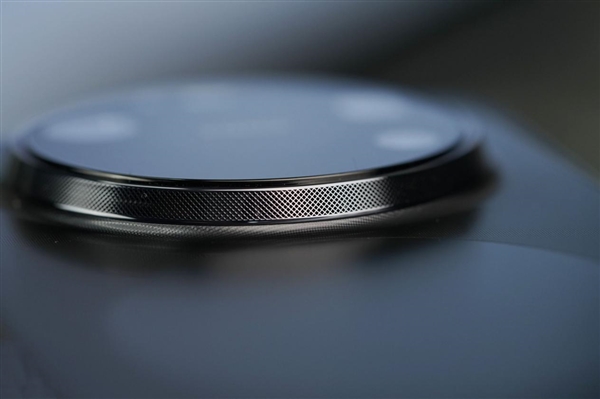 千孔无感出风!华为首款风冷手机Mate80ProMax风驰版图赏