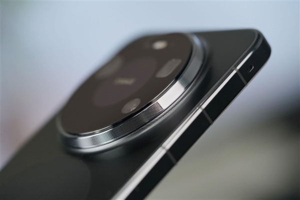 千孔无感出风!华为首款风冷手机Mate80ProMax风驰版图赏