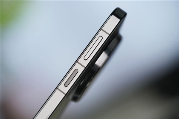 千孔无感出风!华为首款风冷手机Mate80ProMax风驰版图赏