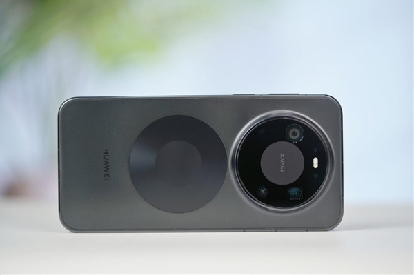 千孔无感出风!华为首款风冷手机Mate80ProMax风驰版图赏