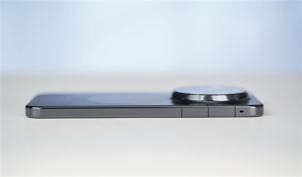 千孔无感出风!华为首款风冷手机Mate80ProMax风驰版图赏