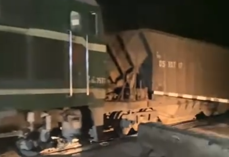 挥旗都拦不住!一司机酒驾硬闯道口:撞上火车后弃车逃窜