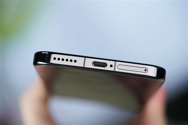 千孔无感出风!华为首款风冷手机Mate80ProMax风驰版图赏