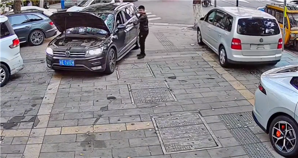 男子连续误操作致三车受损网友吐槽已被蠢哭