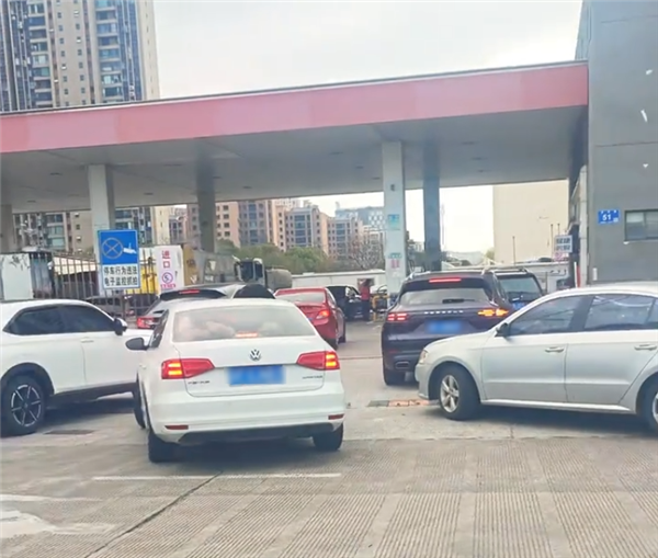 明日国内油价迎开年最大涨幅!网友实拍多地加油站排长队