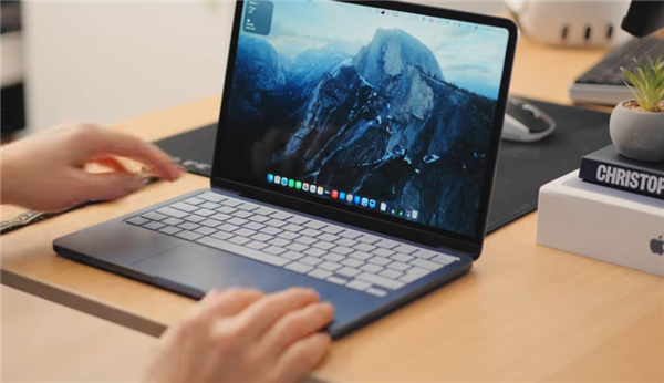 苹果用实力回击8GB内存不够用!玩家实测MacBookNeo同时打开60个应用依然流畅Windows直接关机