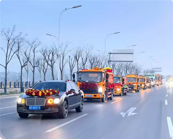 全球第一个95后小伙结婚用9辆吸粪车组成婚车队