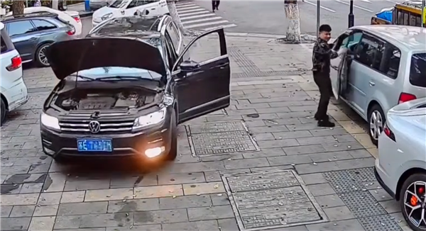 男子连续误操作致三车受损网友吐槽已被蠢哭
