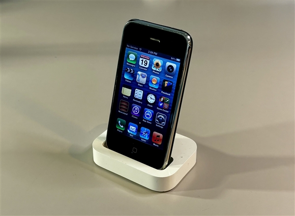 看懵了!初代iPhone到iPhone17自拍对比网友吐槽几乎一样