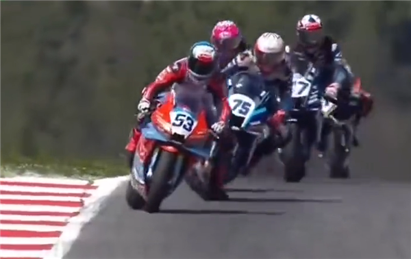 绝地反超!张雪机车“生吃”两台雅马哈R9:再夺一冠