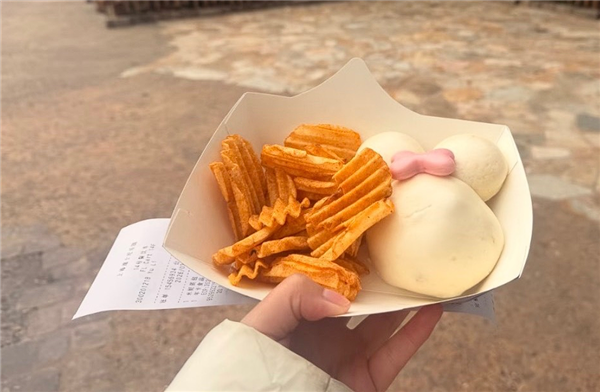 上海迪士尼十周年限定包子售70元遭吐槽网友:吃一个气饱好几天