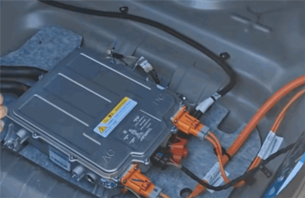 3年衰减40%!司机排队加装电池续命专家:这些车都是移动炸弹
