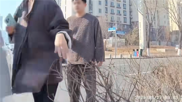 车主下车后车辆自行溜走狂拉隐藏式把手打不开最终撞车