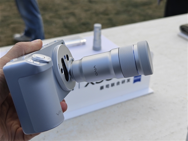 蓝厂最强影像旗舰来了!vivoX300Ultra发布:6999元起