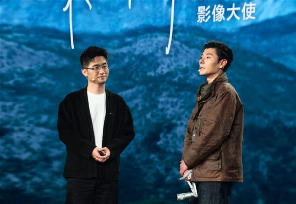 蒋奇明手持vivoX300Ultra现身发布会:期望大家用V单拍出电影感