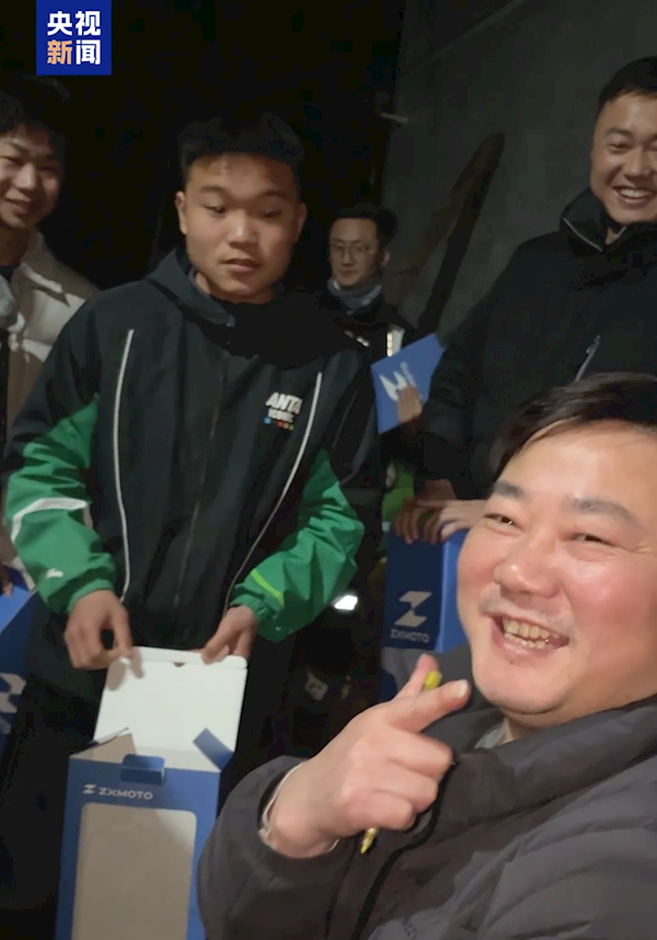 张雪机车的冠军赛车上这六个字火了!村民感动:看到直播眼泪都快出来了