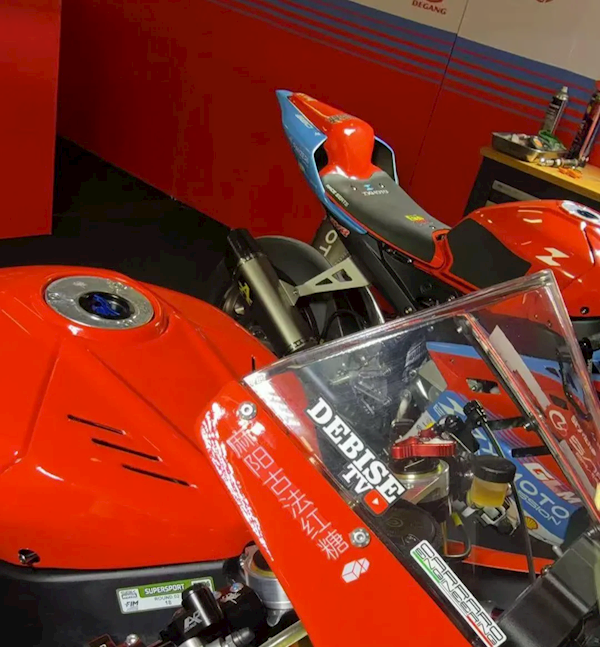 张雪机车的冠军赛车上这六个字火了!村民感动:看到直播眼泪都快出来了