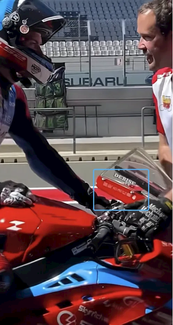 张雪机车的冠军赛车上这六个字火了!村民感动:看到直播眼泪都快出来了