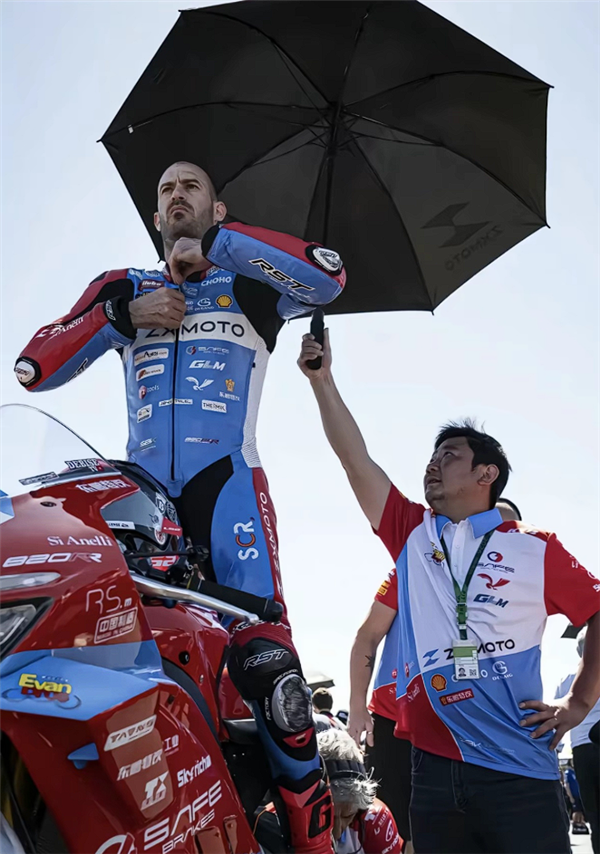 曾因年龄大被雅马哈解约34岁法国车手DBS凭张雪机车逆袭