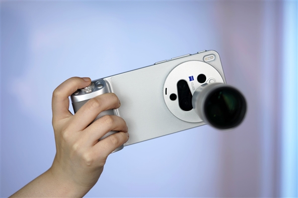 400mm增距镜、直出2亿像素!vivoX300Ultra摄影师套装图赏