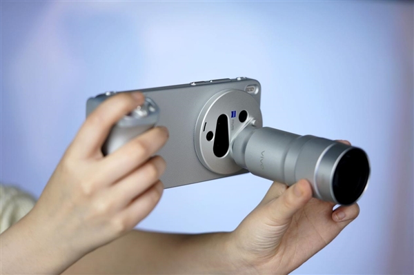 400mm增距镜、直出2亿像素!vivoX300Ultra摄影师套装图赏