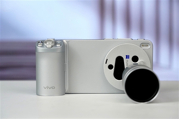 400mm增距镜、直出2亿像素!vivoX300Ultra摄影师套装图赏