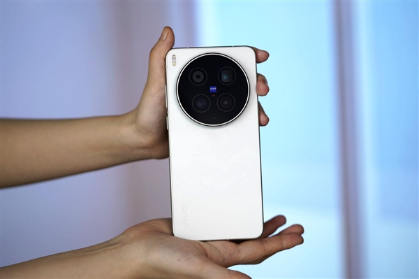 400mm增距镜、直出2亿像素!vivoX300Ultra摄影师套装图赏