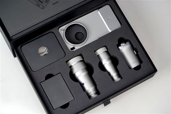 400mm增距镜、直出2亿像素!vivoX300Ultra摄影师套装图赏