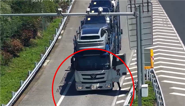 搬石砸脚!司机高速走错路口竟挡车牌倒车:被记21分