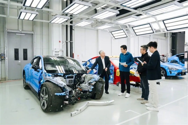 三个半小时把新SU7拆成零部件!雷军直播内容全汇总